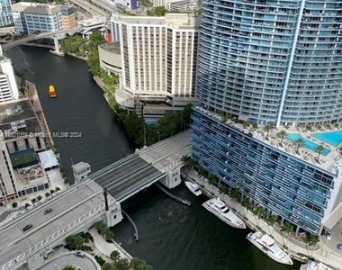 465 Brickell Ave - Photo Thumbnail 10