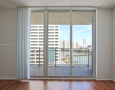 1111 Brickell Bay Dr - Photo Thumbnail 4