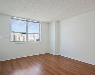 1111 Brickell Bay Dr - Photo Thumbnail 17