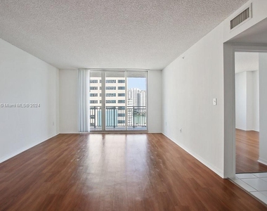 1111 Brickell Bay Dr - Photo Thumbnail 3