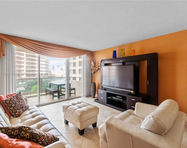 5161 Collins Ave - Photo Thumbnail 4