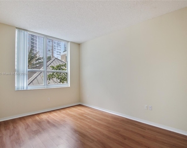 1111 Brickell Bay Dr - Photo Thumbnail 20