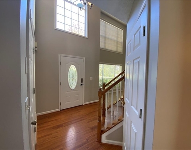 605 Suwanee Lakes Circle - Photo Thumbnail 2