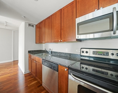 30 E Huron Street - Photo Thumbnail 8