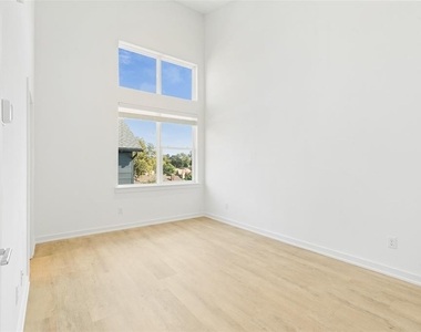 6012 Hudson Street - Photo Thumbnail 12