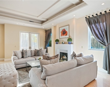 123 N Doheny Drive - Photo Thumbnail 2