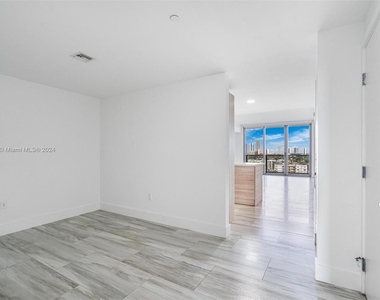 16385 Biscayne Blvd - Photo Thumbnail 5