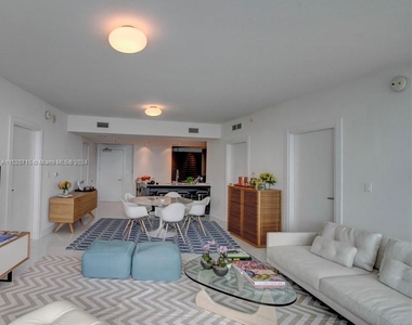 200 Biscayne Boulevard Way - Photo Thumbnail 2