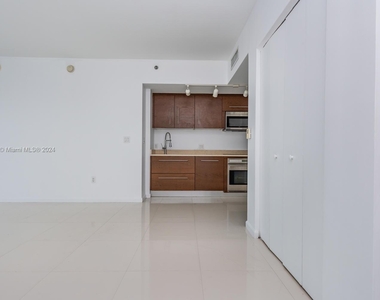 475 Brickell Ave - Photo Thumbnail 9