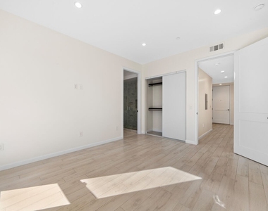 1654 Greenfield Ave - Photo Thumbnail 8