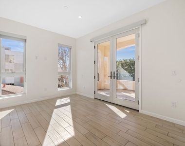 1654 Greenfield Ave - Photo Thumbnail 10