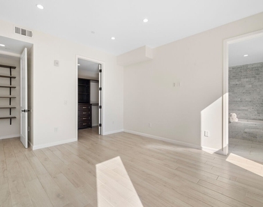 1654 Greenfield Ave - Photo Thumbnail 5