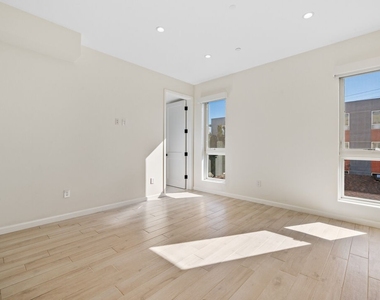 1654 Greenfield Ave - Photo Thumbnail 4