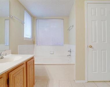 916 Gordon Oaks Drive - Photo Thumbnail 16