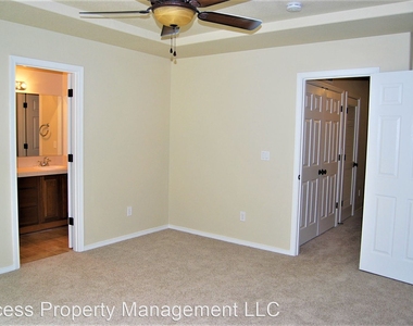 3609 N Oak Hollow Dr - Photo Thumbnail 12