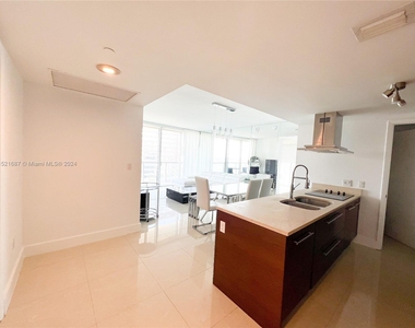 495 Brickell Ave - Photo Thumbnail 3