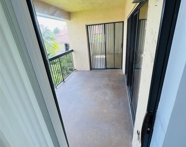 5641 Riverside Dr - Photo Thumbnail 8