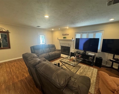 2414 Greenwood Drive - Photo Thumbnail 17