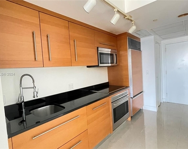 475 Brickell Ave - Photo Thumbnail 5