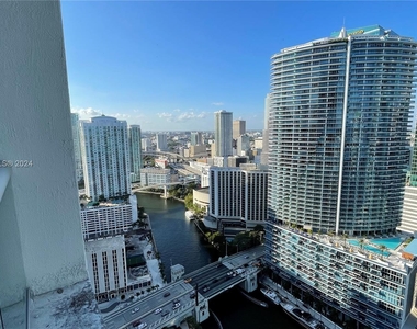 475 Brickell Ave - Photo Thumbnail 2