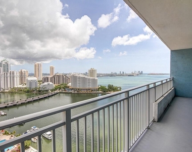 1111 Brickell Bay Dr - Photo Thumbnail 12