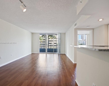 1111 Brickell Bay Dr - Photo Thumbnail 3