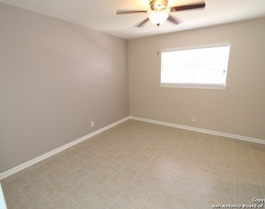 1129 W Ashby Pl - Photo Thumbnail 9