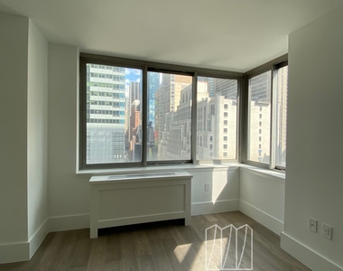  47th Street - Photo Thumbnail 5