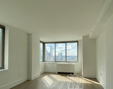  47th Street - Photo Thumbnail 3