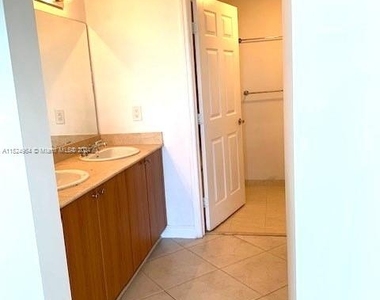 2425 Sw 27th Ave - Photo Thumbnail 10