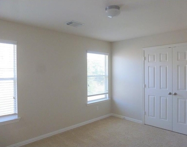 2729 Raspberry Court - Photo Thumbnail 14