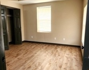 1532 Burnet St - Photo Thumbnail 2