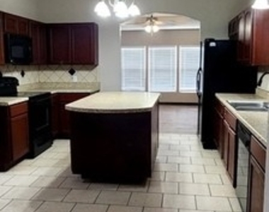 1532 Burnet St - Photo Thumbnail 4