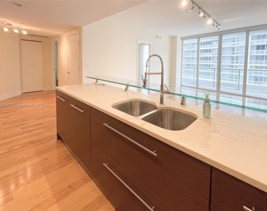 475 Brickell Ave - Photo Thumbnail 3