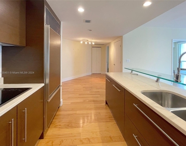 475 Brickell Ave - Photo Thumbnail 2