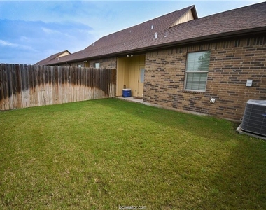 3228 Travis Cole Avenue - Photo Thumbnail 16