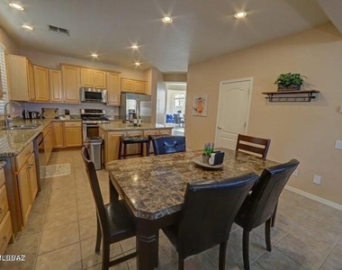 1004 W Thornbush Place - Photo Thumbnail 9