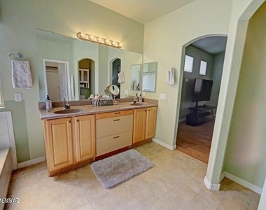 1004 W Thornbush Place - Photo Thumbnail 33