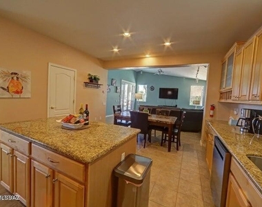 1004 W Thornbush Place - Photo Thumbnail 7