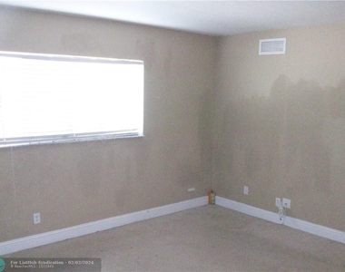 2852 Nw 55th Ave - Photo Thumbnail 4