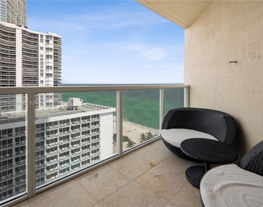 16699 Collins Ave - Photo Thumbnail 11