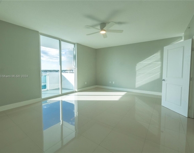 7900 Harbor Island Dr - Photo Thumbnail 8