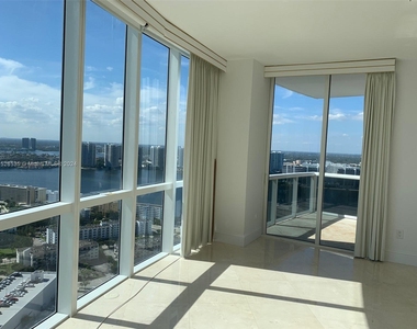 18101 Collins Ave - Photo Thumbnail 30