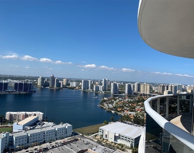 18101 Collins Ave - Photo Thumbnail 4