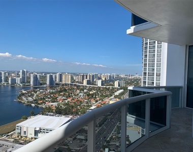 18101 Collins Ave - Photo Thumbnail 1