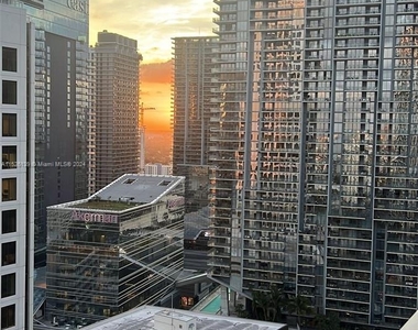 500 Brickell Ave - Photo Thumbnail 0