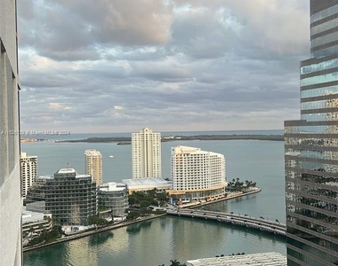 500 Brickell Ave - Photo Thumbnail 1