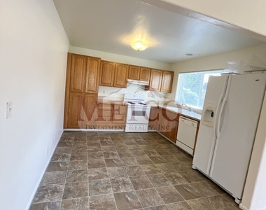 1230 Peever Street - Photo Thumbnail 10