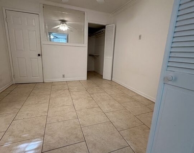 946 N Doheny Drive - Photo Thumbnail 12