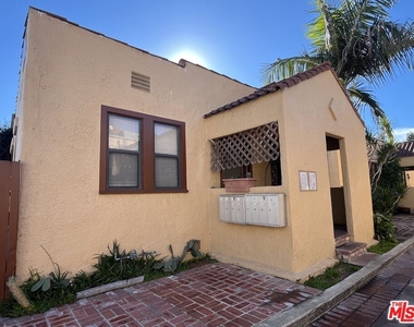 5023 Bakman Ave - Photo Thumbnail 0